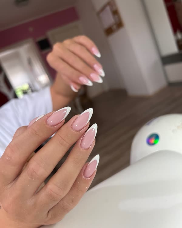 Bademasti nokti sa nežnom roze bazom i belim francuskim vrhovima