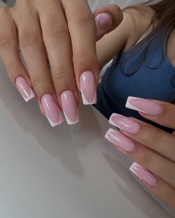 Dugi četvrtasti nokti u roze boji sa belim francuskim vrhovima