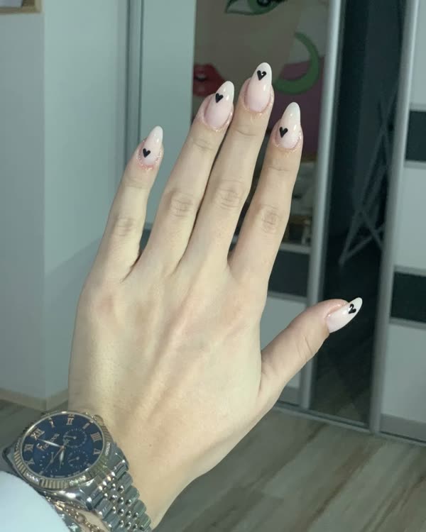 Nežni bež nokti sa sitnim crnim srcima